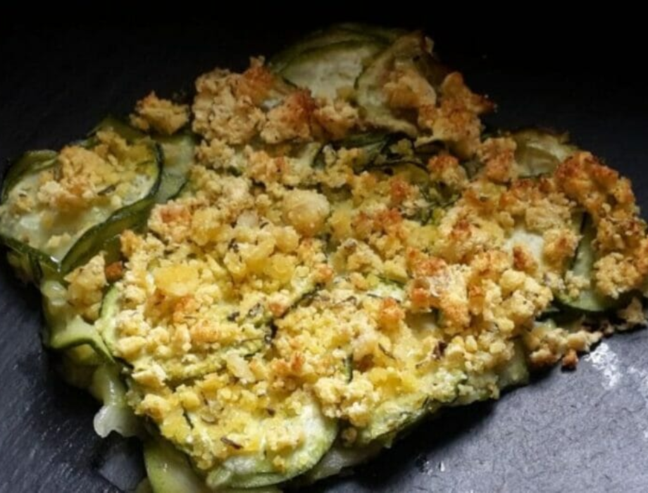 Zucchini crumble with goat cheese