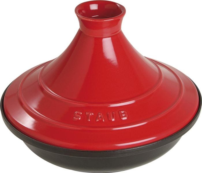 Tajine in ghisa per induzione con cono in ceramica colore rosso di Staub,  diam.28cm