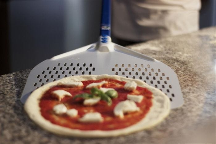 Pala per pizza ovale forata in alluminio