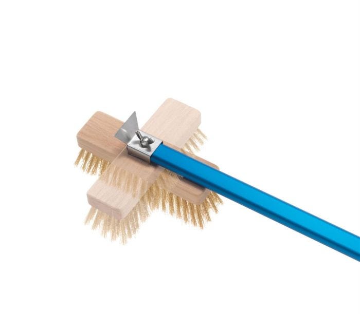 Adjustable brass bristle brush 20x6,6cm with scraper, black handle 1.80mt