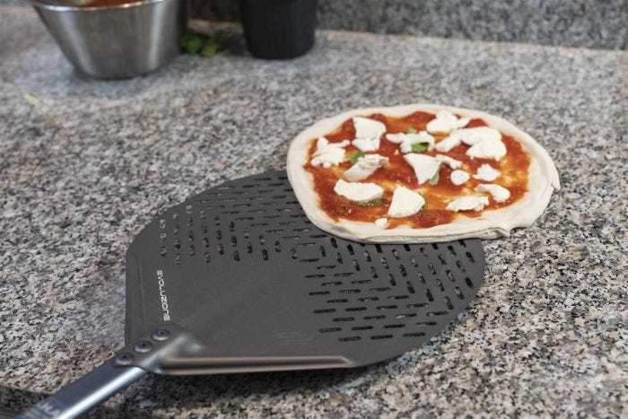 Pala pizza in alluminio anodizzato tonda forata, diam. 36 cm, manico 60 cm