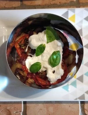 Millefoglie alle melanzane con pomodori confit e burrata