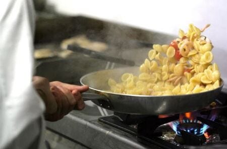 padella saltapasta in uso con pasta in formato orecchiette