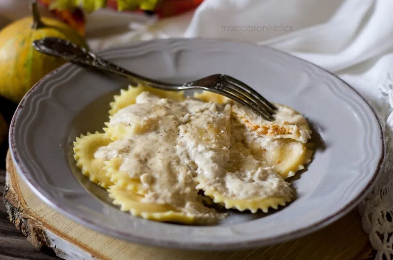 Ravioli di pasta alla zucca ripieni di ricotta di pecora & noci